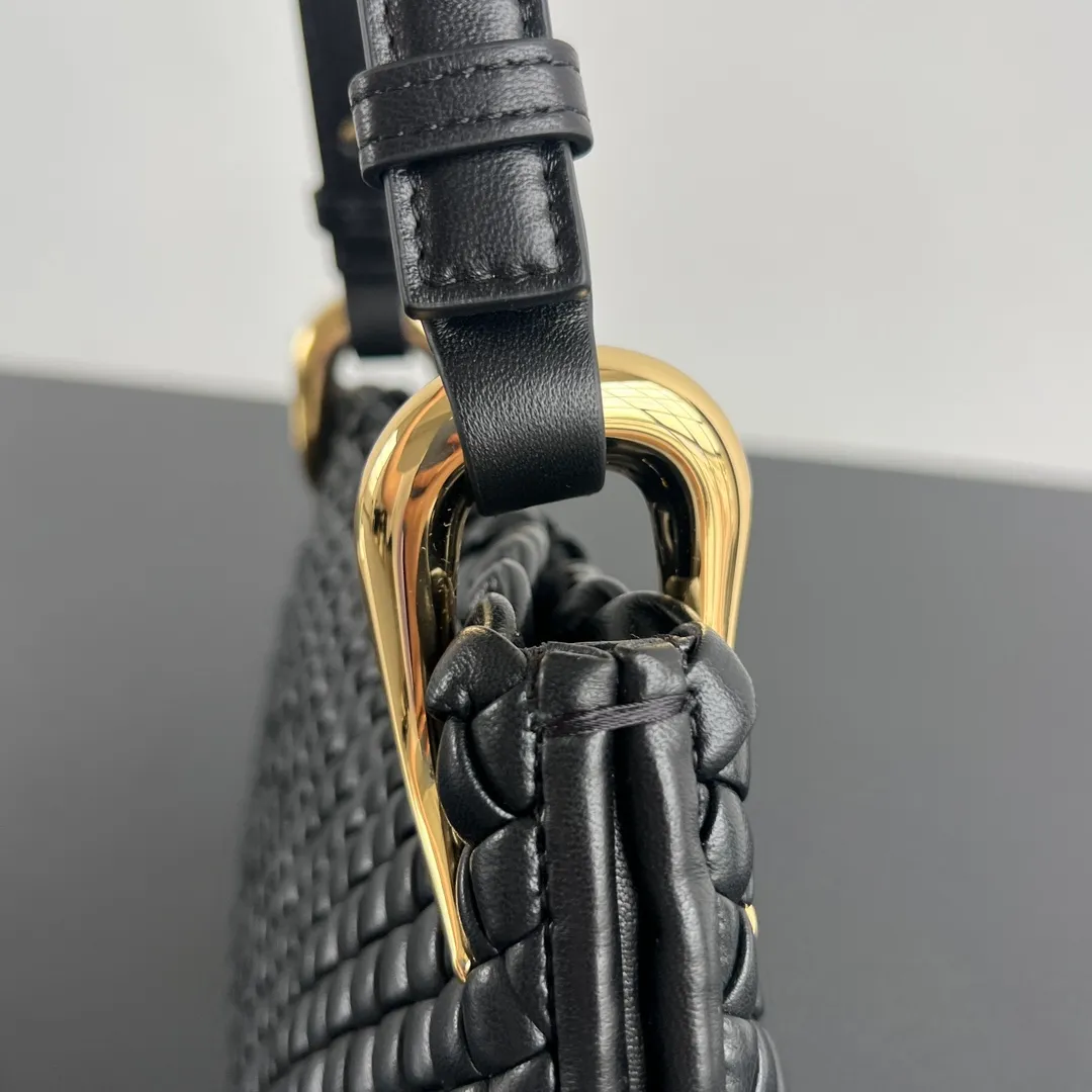 Batch 3000 #Bv 2023 early spring new product Clicker 730968 returns to the most classic small weave. The entire bag is made of lamb woven leather, which perfectly highlights the exquisite craftsmanship of our bottega. The metal at the fixed shoulder strap is made of Muse brass and is inspired by pipe clips. It highlights the sense of high-end temperament, intellectual elegance 💓The interior capacity is large enough for daily needs, and will be young and fashionable. The modern style runs through it, and the one strongly recommended by Internet celebrity bloggers will capture your heart! 💕 Size: 27x19x11.5